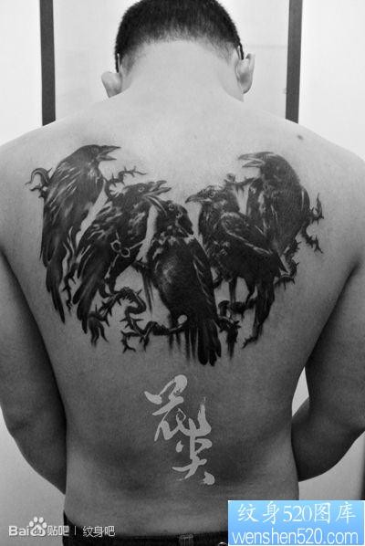 点击大图看下一张：男生后背帅气的乌鸦纹身图片