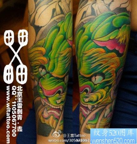 点击大图看下一张：手臂漂亮简单的彩色唐狮子纹身图片