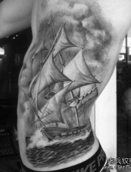 侧腰经典帅气的帆船纹身图片