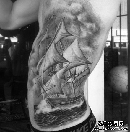 点击大图看下一张：侧腰经典帅气的帆船纹身图片