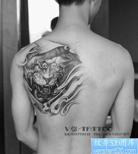 点击大图看下一张：肩背前卫很帅的一张唐狮子纹身图片