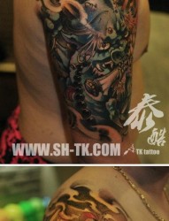 男生手臂前卫流行的招财猫纹身图片