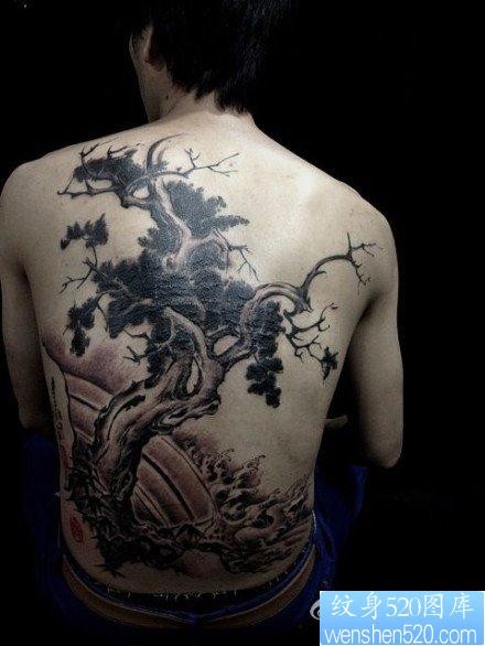 点击大图看下一张：男生后背经典的满背松树纹身图片