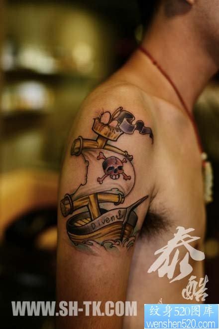 点击大图看下一张：手臂前卫流行的一张小海盗船纹身图片