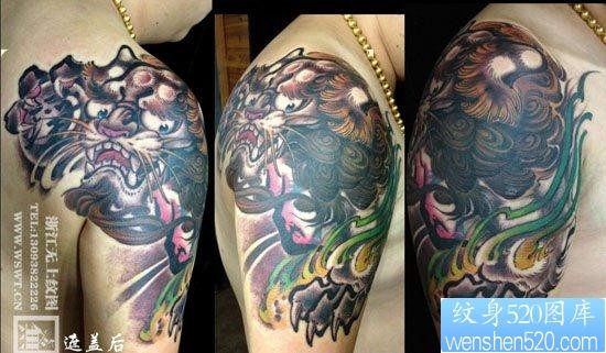 点击大图看下一张：男生手臂肩膀处很酷经典的唐狮子纹身图片