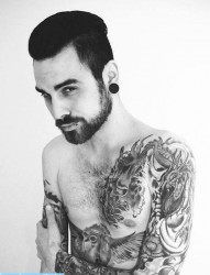 一幅个性男性花臂纹身作品