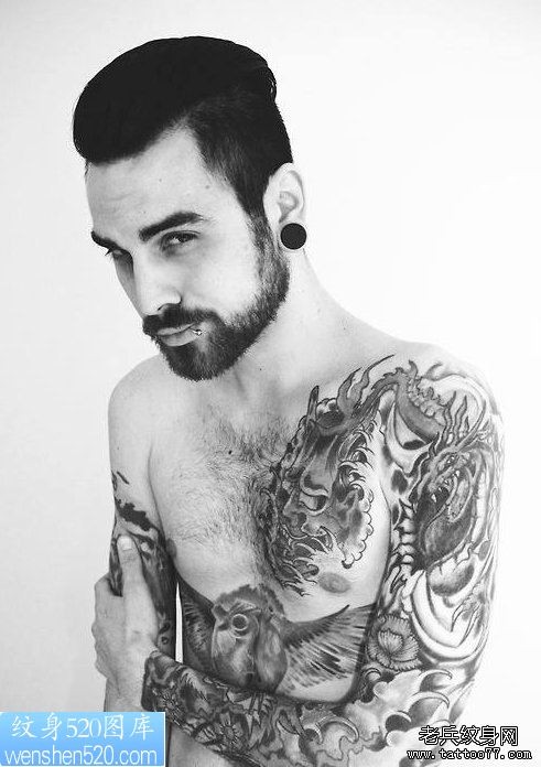 点击大图看下一张：一幅个性男性花臂纹身作品