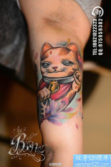 点击大图看下一张：手臂内侧经典流行的招财猫纹身图片