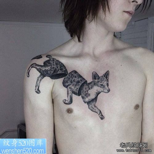 点击大图看下一张：男性个性肩背狼纹身作品