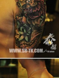 手臂超帅很酷的唐狮子纹身图片