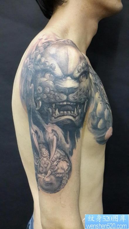 点击大图看下一张：手臂超帅很酷的唐狮子纹身图片