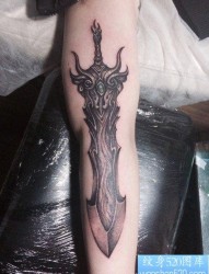 手臂帅气很酷的一张宝剑纹身图片