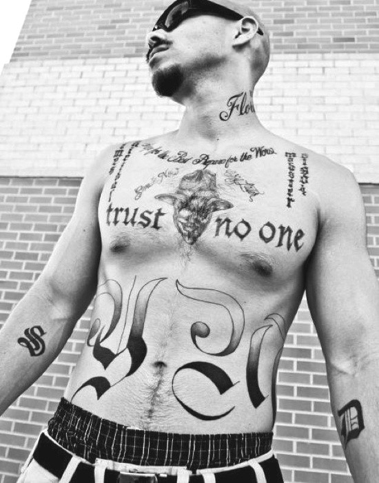 点击大图看下一张:欧美纹身男士的帅气写真图7