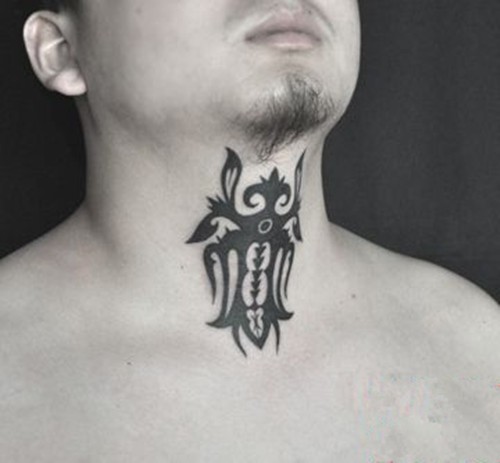 点击大图看下一张：潮流男神颈部个性纹身
