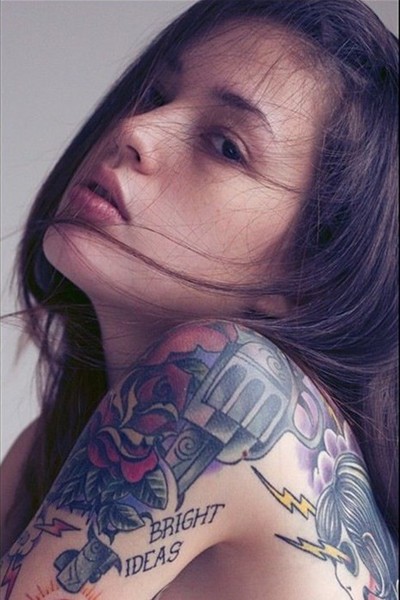 点击大图看下一张：俄罗斯独特美女刺青摄影师性感写真（3）