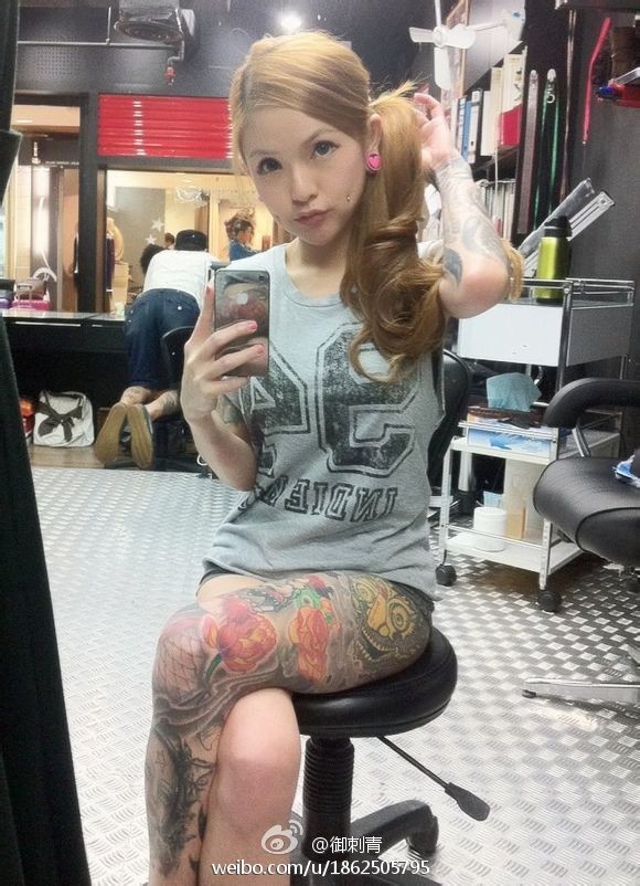 点击大图看下一张：火辣性感的美女刺青师Kinki Ryusaki的腿上刺青秀