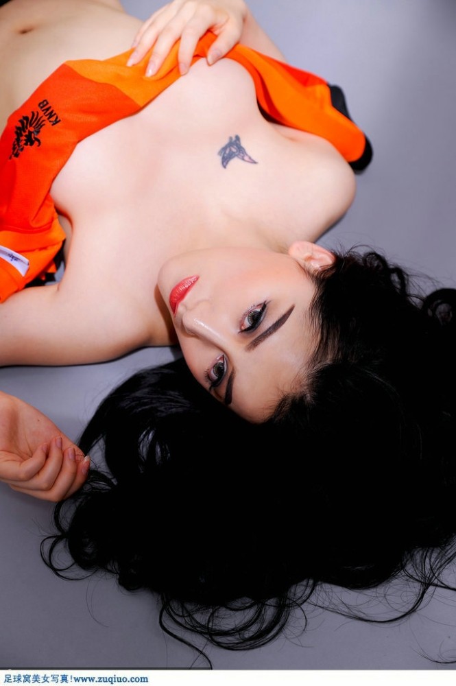 点击大图看下一张：足球宝贝嫩模沈璐纹身展示图6