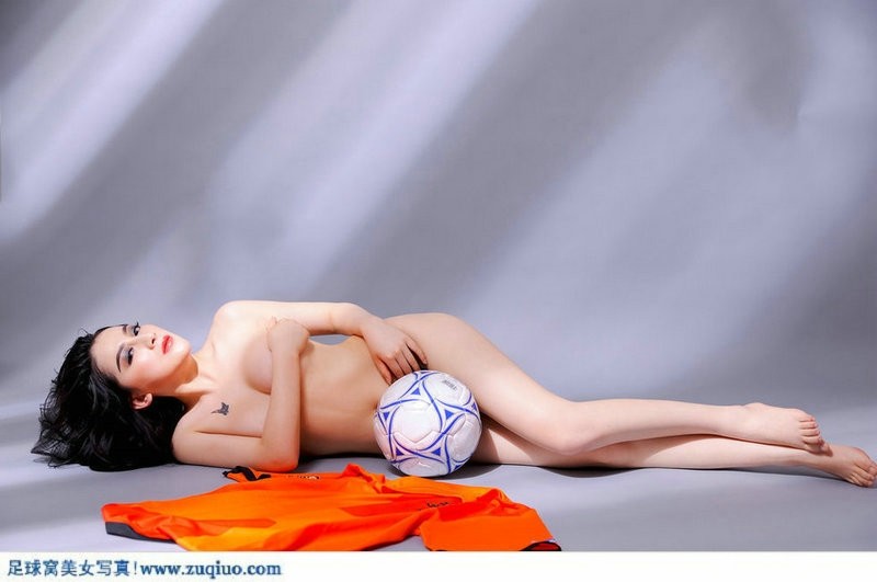 点击大图看下一张：足球宝贝嫩模沈璐纹身展示图7