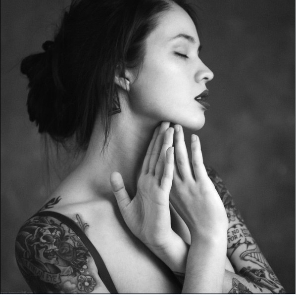 点击大图看下一张：俄罗斯独特美女刺青摄影师性感写真（1）