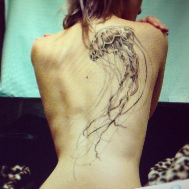 点击大图看下一张：美女背部水母可爱的性感刺青
