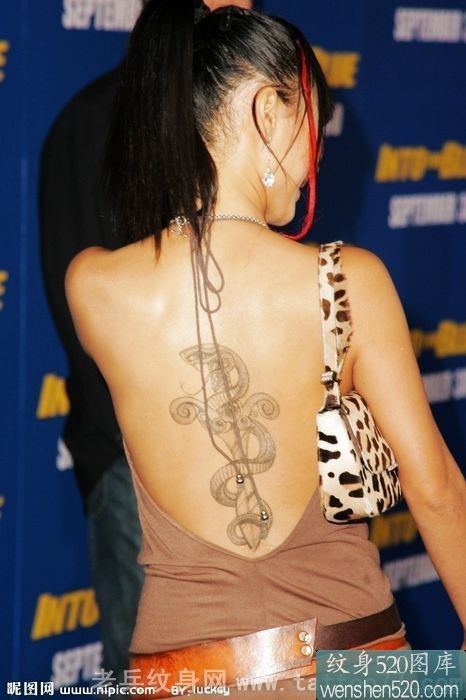 点击大图看下一张：女星百灵背部字符纹身欣赏