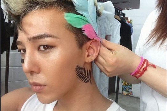点击大图看下一张：Big Bang G-Dragon耳朵下创意树叶刺青