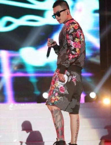 点击大图看下一张：欧豪舞台上大秀小腿马玫瑰纹身图图3