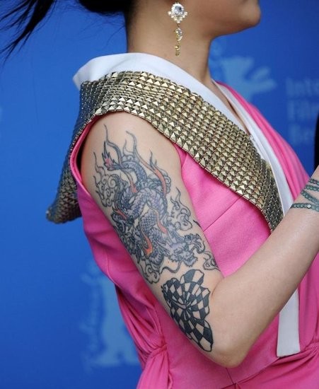 点击大图看下一张：“小魔女”范晓萱的纹身图2