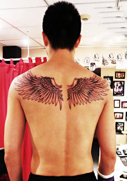 点击大图看下一张：明星王仕鹏背部的翅膀纹身图2