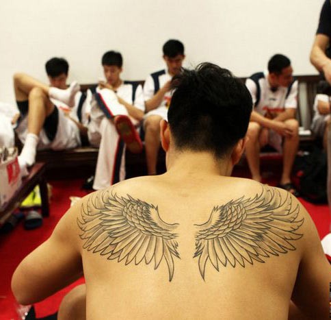 点击大图看下一张：明星王仕鹏背部的翅膀纹身