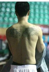 点击大图看下一张：明星王仕鹏背部的翅膀纹身图3