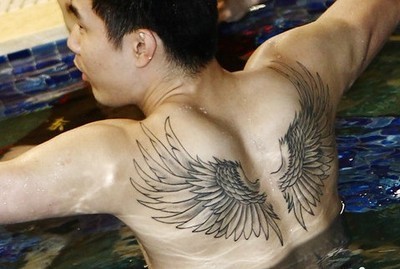 点击大图看下一张：明星王仕鹏背部的翅膀纹身图4