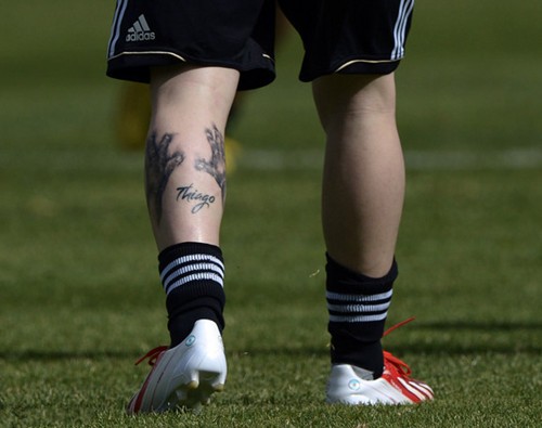 点击大图看下一张：足球健将梅西小腿个性纹身