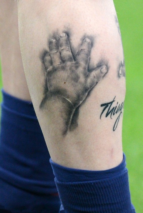点击大图看下一张：足球健将梅西小腿个性纹身图2