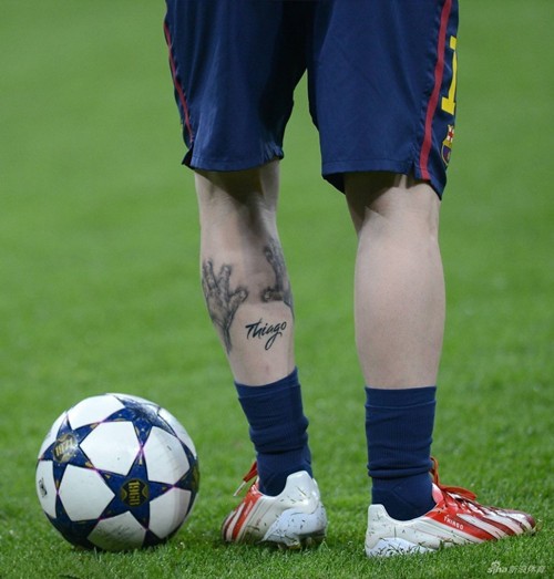 点击大图看下一张：足球健将梅西小腿个性纹身图3