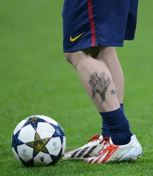 点击大图看下一张：足球健将梅西小腿个性纹身图5