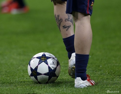 点击大图看下一张：足球健将梅西小腿个性纹身图4