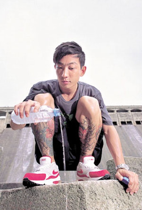 点击大图看下一张：香港男星李灿森纹身