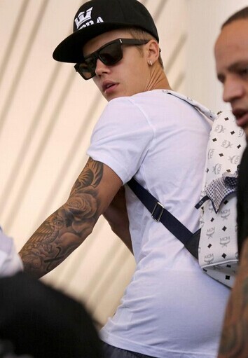 点击大图看下一张:90后歌手 贾斯丁比伯花臂纹身图5