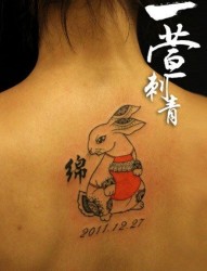 女人背部可爱的兔子纹身图片