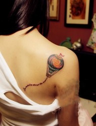 女生彩色热气球背部纹身图案