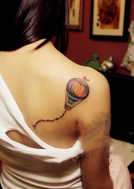 点击大图看下一张：女生彩色热气球背部纹身图案
