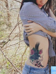 一幅女生腰部玫瑰妖娆纹身