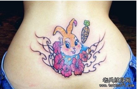 点击大图看下一张：纹身520图库推荐一幅腰部彩色兔子花文身图片