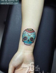 女生手腕小巧精美的彩色骷髅纹身图案