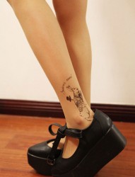 女人腿部很可爱的小兔子纹身图片