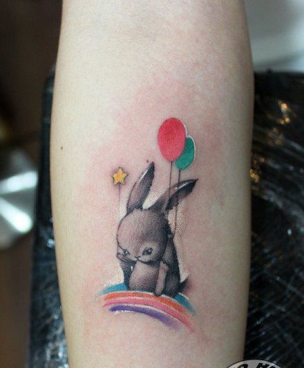 点击大图看下一张：女人腿部很可爱的小兔子纹身图片