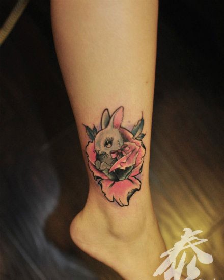 点击大图看下一张：女人腿部很可爱的小兔子纹身图片图2