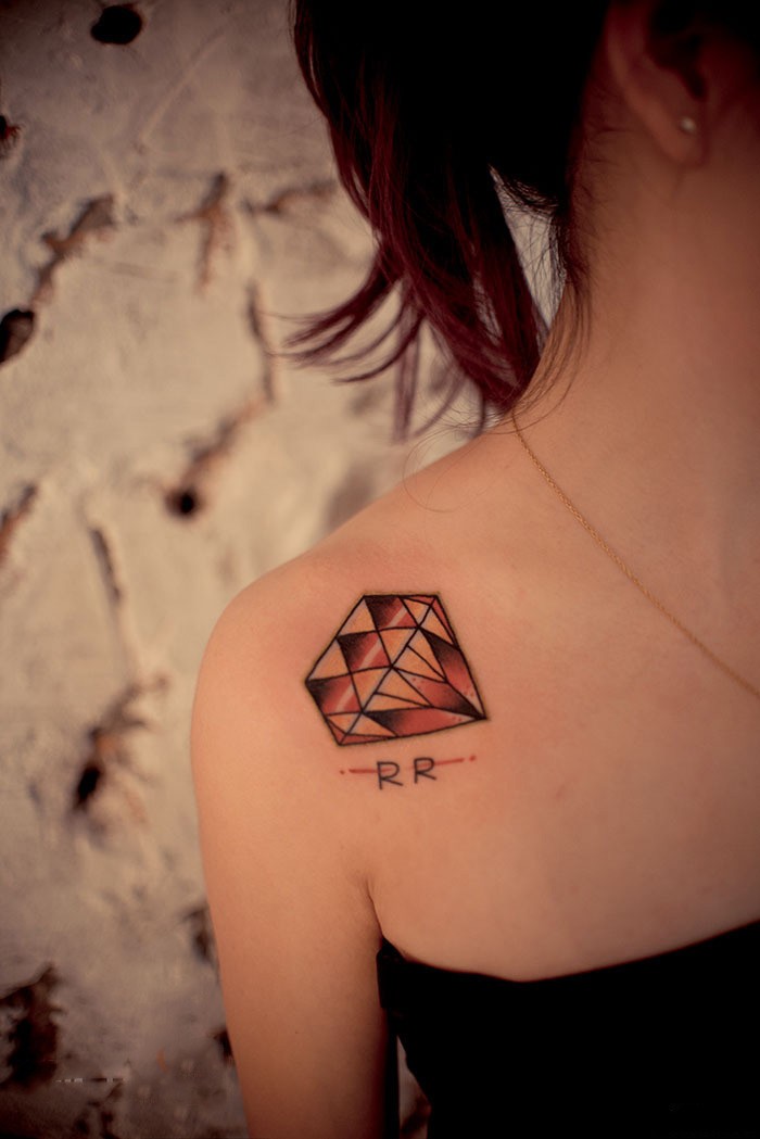 点击大图看下一张：女生肩部红色钻石纹身图案