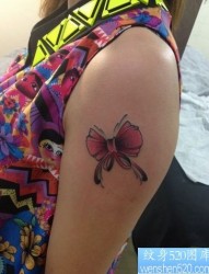 纹身520图库推荐一幅腿部漂亮的蝴蝶结纹身